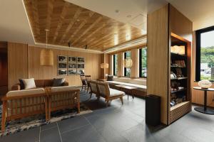 Fairfield by Marriott Gifu Mino في Mino: غرفة معيشة مع أريكة وطاولة