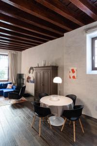 sala de estar con mesa y sillas en Rosa Luxury Apartment en Verona