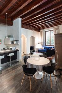 sala de estar con mesa y sillas en Rosa Luxury Apartment en Verona