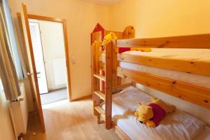 BliesdorfにあるKornblumeのベッドルーム1室(二段ベッド2台、ぬいぐるみ付)