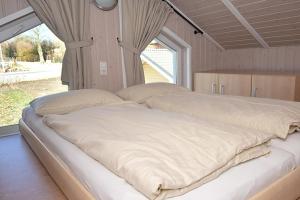 BliesdorfにあるLachmöweの窓付きの客室の大型ベッド1台分です。