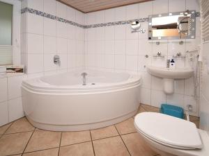 La salle de bains est pourvue d'une baignoire, de toilettes et d'un lavabo. dans l'établissement Seeschwalbe, à Bliesdorf