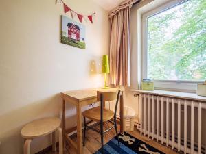 BliesdorfにあるStorchennestのテーブルと椅子2脚、窓が備わる客室です。