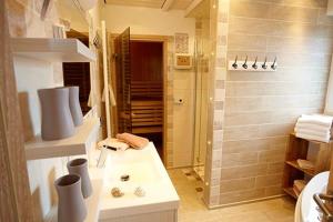 a bathroom with a sink and a shower at Wellnesshaus Austernperle in Bliesdorf