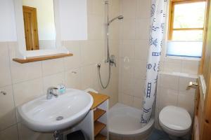 ein Bad mit einem Waschbecken, einem WC und einer Dusche in der Unterkunft Lieblingsplatz in Grömitz