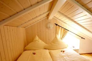 BliesdorfにあるWellnesshaus Sonnenscheinの窓付きの部屋で、ベッド1台(枕2つ付)