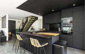 Η κουζίνα ή μικρή κουζίνα στο Home With Private Pool