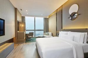 Postel nebo postele na pokoji v ubytování The Westin Zhongshan Guzhen