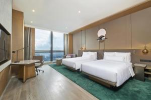Postel nebo postele na pokoji v ubytování The Westin Zhongshan Guzhen