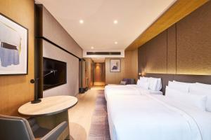 Postel nebo postele na pokoji v ubytování The Westin Zhongshan Guzhen