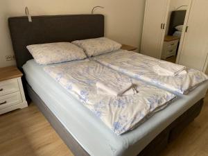 ein Bett mit zwei Kissen drauf mit in der Unterkunft Treibholz in Wustrow
