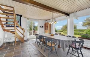 cocina y comedor con mesa y sillas en Pet Friendly Home In Assens With House A Panoramic View, en Assens
