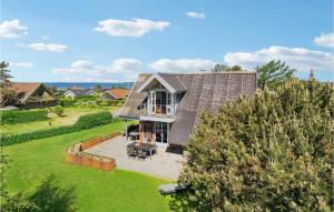 een luchtzicht op een huis met een dak bij Pet Friendly Home In Assens With House A Panoramic View in Assens