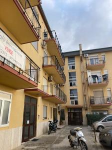 due moto parcheggiate di fronte a un edificio di B&B Le Suites di Costanza a Cefalù