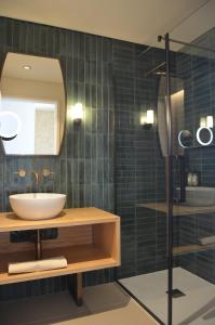 a bathroom with a sink and a mirror at Upon Vila - Alcochete Hotel in Alcochete