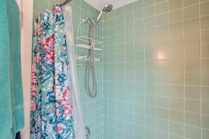 チャタムにあるWalk to Beach Chatham Getaway with Sunroom!のバスルーム(シャワー、シャワーカーテン付)が備わります。 +20枚の写真