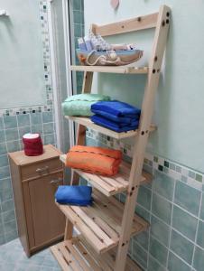 ムルタ・マリアにあるBaia Turchese A36のバスルーム(タオル付)の木製の梯子棚
