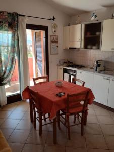ムルタ・マリアにあるBaia Turchese A36のキッチン(テーブル、椅子付)、窓付きのキッチン