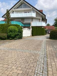 ein Haus mit einer steinernen Einfahrt davor in der Unterkunft NEU! Ferienwohnung Hege 18 am Bodensee in Wasserburg