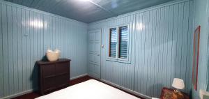 ヴァマ・ヴェケにあるHotel Golden Seaの青い部屋(ベッド1台、窓付)