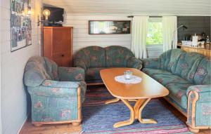 Amazing Home In Skage I Namdalen With Kitchen في Overhalla : غرفة معيشة مع كنبتين وطاولة