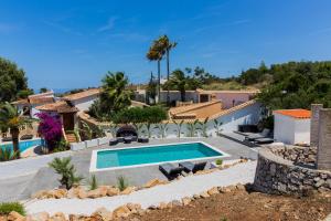 une image d'une villa avec une piscine dans l'établissement Villa Siesta, à Dénia