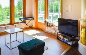 En tv och/eller ett underhållningssystem på Beautiful Home In Trosa With Kitchen