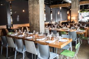 une salle à manger avec des tables et des chaises en bois dans l'établissement Aloft Chicago Downtown River North, à Chicago