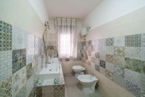 een badkamer met een toilet, een wastafel en een toilet bij B&B MELISSA in Silvi Marina