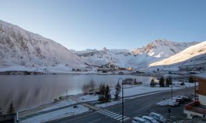vista para um lago e montanhas cobertas de neve em Tignes le Lac - Le Santon bel appartement 4 pers em Tignes