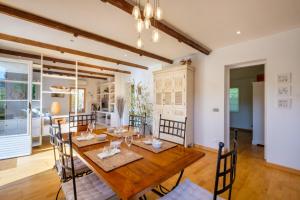 cocina y comedor con mesa de madera y sillas en Villa Magalinette - Maison pour 6 avec piscine, en Mougins