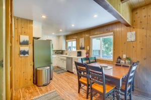 cocina con mesa y nevera verde en Steps to Lake Arrowhead Cabin with BBQ!, en Lake Arrowhead