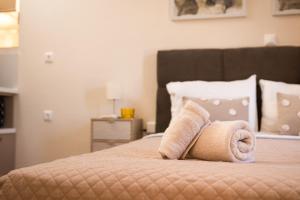 a bedroom with a bed with towels on it at Plakoures Home in Kounoupidhianá