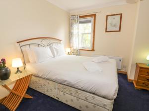 um quarto com uma cama grande e uma janela em 16 Knightsridge House em Livingston