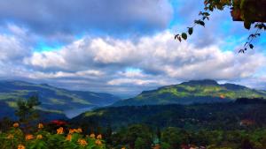 uma vista para um vale com árvores e montanhas em Floating Mountain Villa em Nuwara Eliya