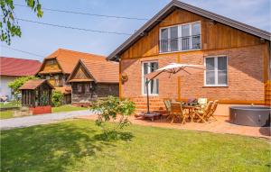 Casa con patio con mesa y sombrilla en Nice Home In Drenov Bok With Wifi en Krapje