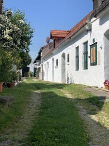 une cour vide à côté d'un bâtiment blanc dans l'établissement Kieslinghof, à Purbach am Neusiedlersee