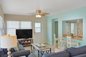 Et tv og/eller underholdning på Breezy Bungalow A and B