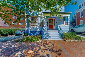 una casa azul con una puerta roja en una calle en Cumberland Casa - B, en Portland