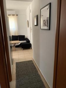 um corredor com uma sala de estar com um sofá em One Bedroom Flat 250m from Sea, Nea Chili em Alexandroúpolis