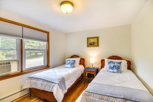 um quarto com 2 camas e uma janela em Waterfront Massachusetts Vacation Rental with Deck em Little Compton