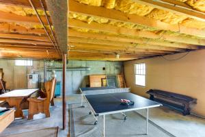 eine Tischtennisplatte in der Mitte eines Zimmers in der Unterkunft Waterfront Massachusetts Vacation Rental with Deck in Little Compton