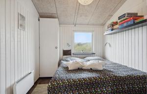 um quarto com uma cama com duas almofadas em Lovely Home In Ringkbing With Wifi em Klegod