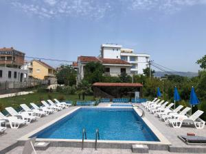 a swimming pool with lounge chairs and a swimming poolvisor at Guest House Green Garden in Ulcinj