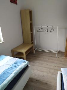 una camera con letto, tavolo e sedia di Ferienwohnung ad Atzbach
