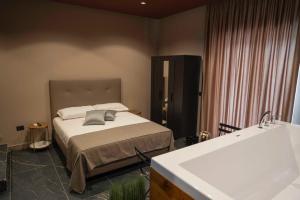 ein Schlafzimmer mit einem Bett und einem Waschbecken in der Unterkunft Favorite Room in Nola