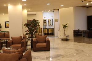 eine Lobby mit Stühlen und Blumen in einem Gebäude in der Unterkunft Al Wadi Touristic Resort in Al Shafa + 37 Fotos