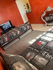 uma sala de estar com um sofá e uma mesa com um jornal em un appartement a loué em Essaouira