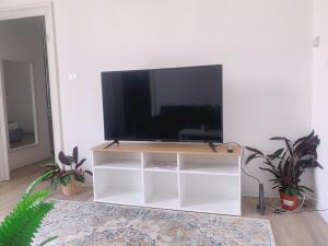a white entertainment center with a flat screen tv at Brin home in La Spezia