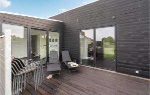 eine Terrasse mit Stühlen und Fenster zum Haus in der Unterkunft 3 Bedroom Lovely Home In Sydals in Skovby